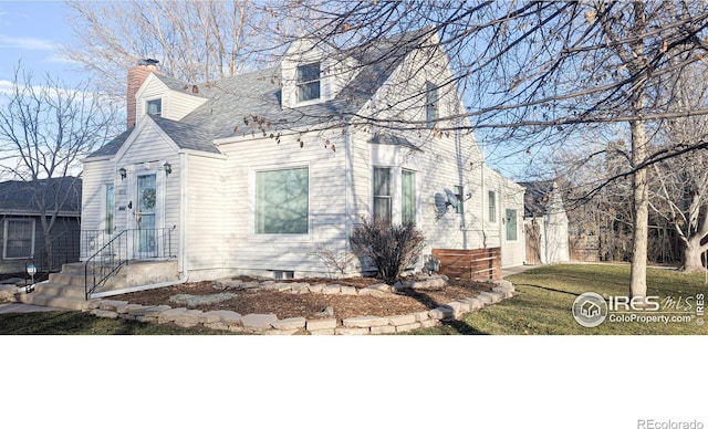 view of front of house with a front lawn