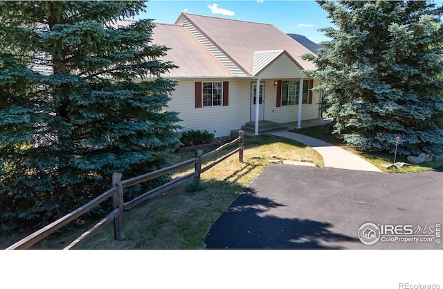 view of front of house featuring a front lawn