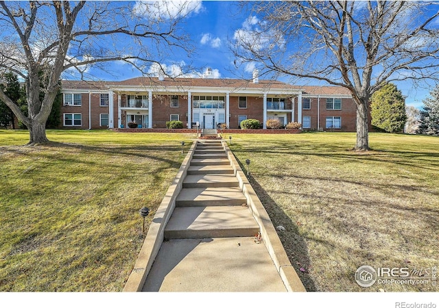 single story home featuring a front lawn