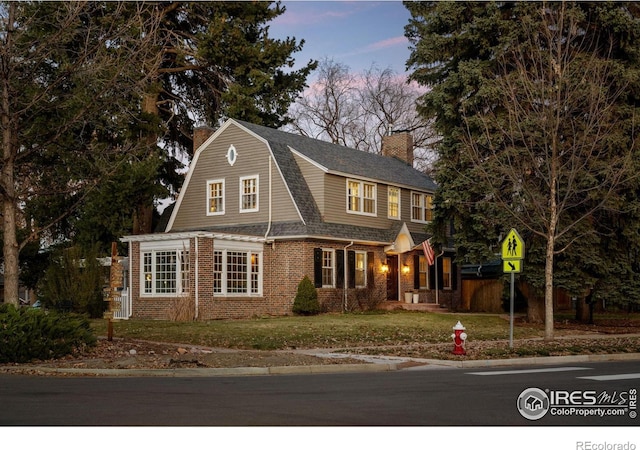 view of front of home featuring a lawn