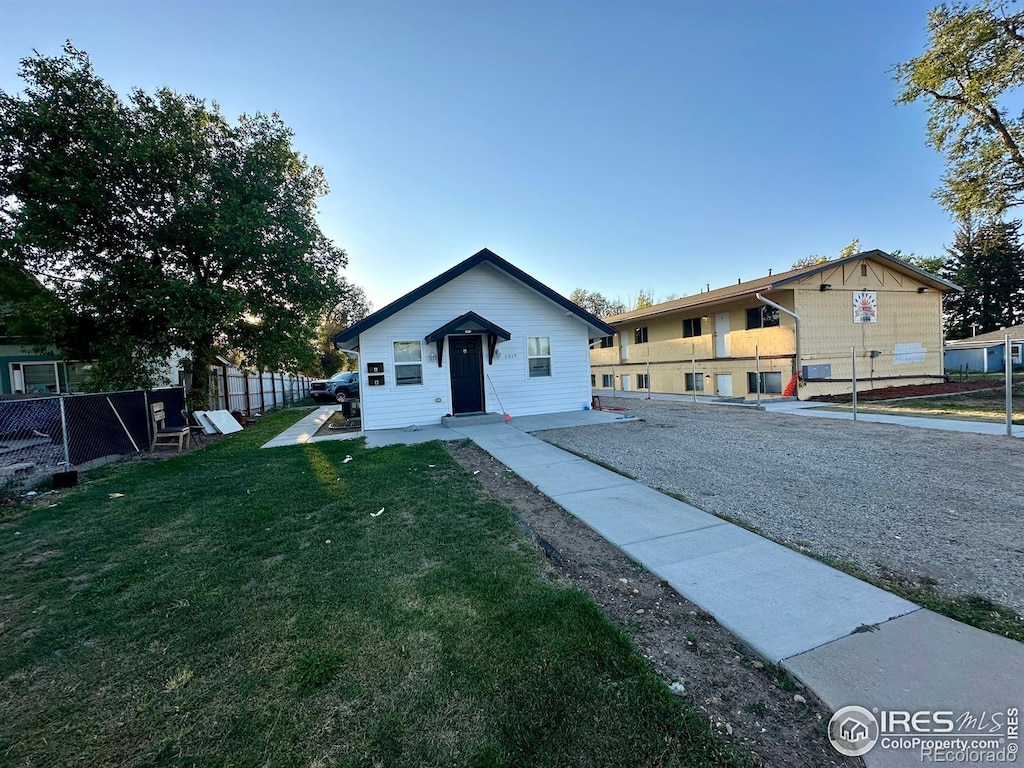 view of front of house featuring a front yard