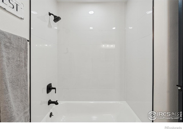 bathroom featuring tiled shower / bath combo