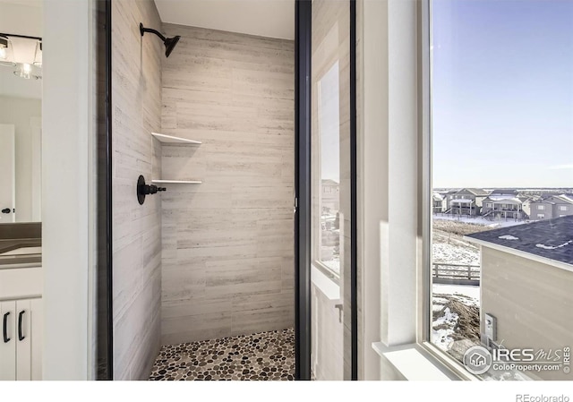 bathroom featuring tiled shower