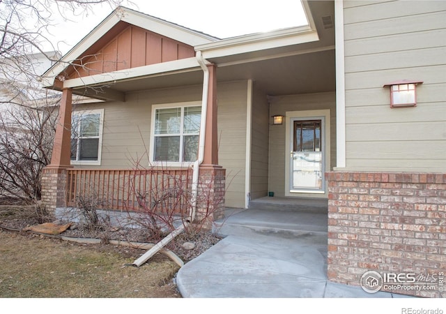 doorway to property with covered porch