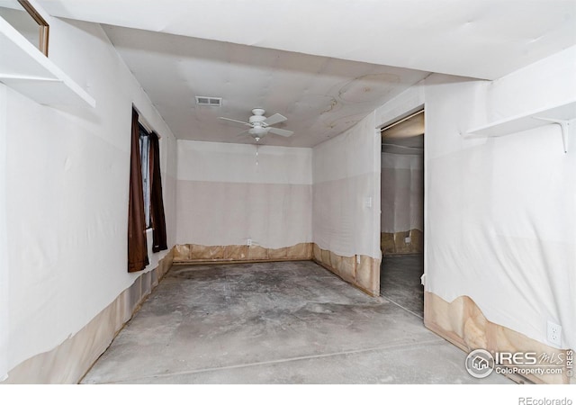 unfurnished room featuring concrete flooring and ceiling fan