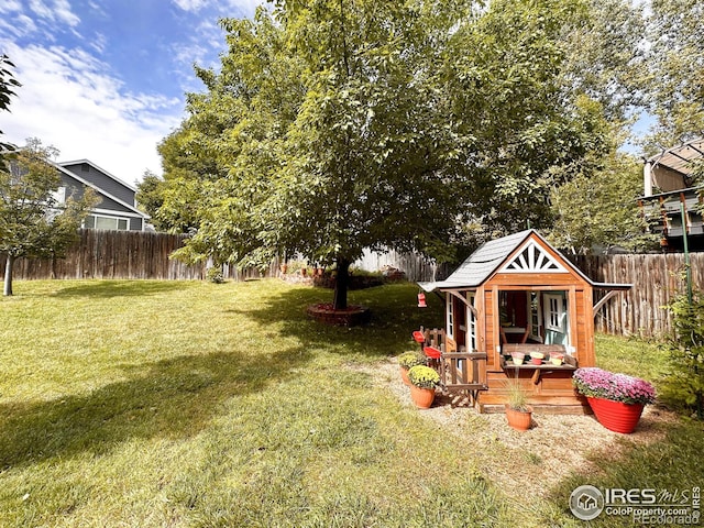 view of yard with an outbuilding