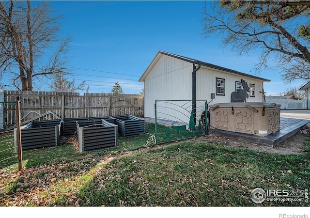 view of side of property featuring a lawn