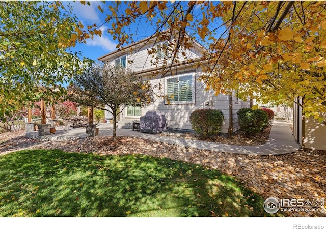 view of front of property featuring a patio area and a front lawn