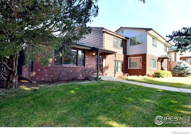 view of front of property featuring a front lawn