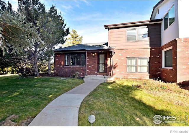 view of front of home featuring a front yard