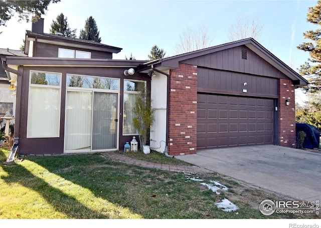 view of front of home featuring a front yard