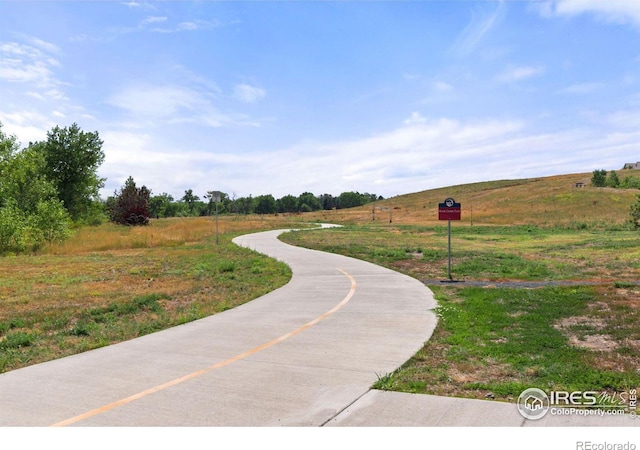 view of home's community featuring a rural view