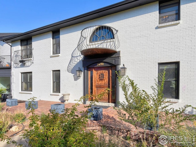 property entrance featuring a balcony