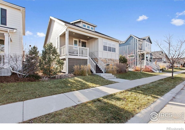 view of front of house featuring a porch and a front yard