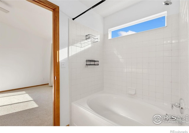 bathroom with tiled shower / bath