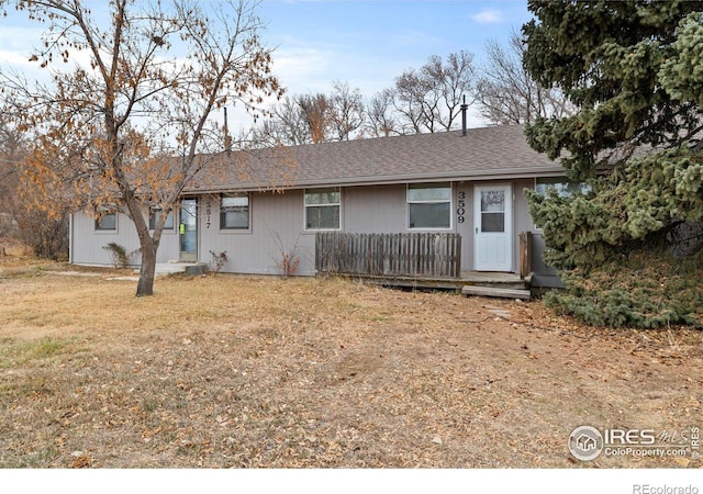 view of front of property with a front yard