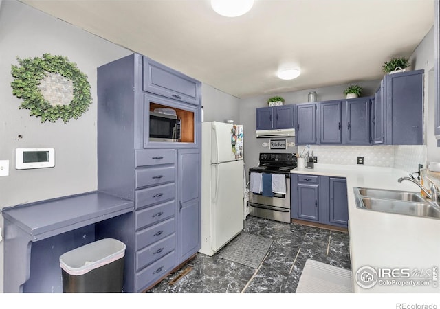 kitchen featuring stainless steel electric stove, white refrigerator, blue cabinets, sink, and decorative backsplash