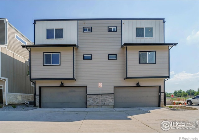 view of front facade with a garage