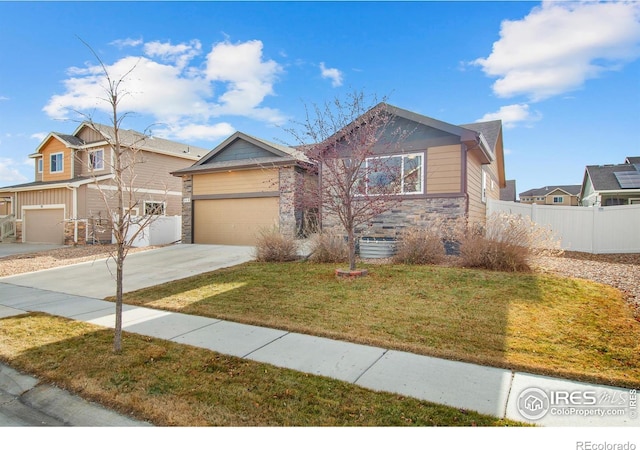 view of front of home featuring a front yard