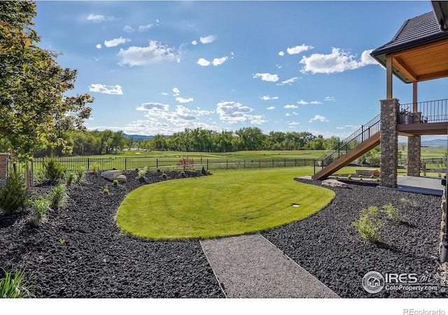 view of yard featuring a rural view