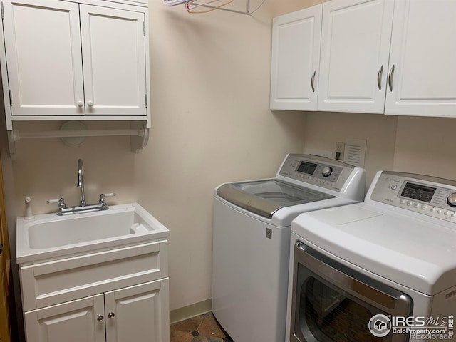 laundry room with sink, cabinets, and washing machine and clothes dryer