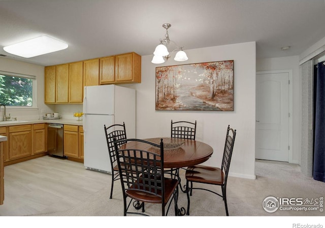 dining space featuring sink and an inviting chandelier