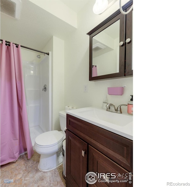bathroom featuring vanity, visible vents, a shower with shower curtain, and toilet