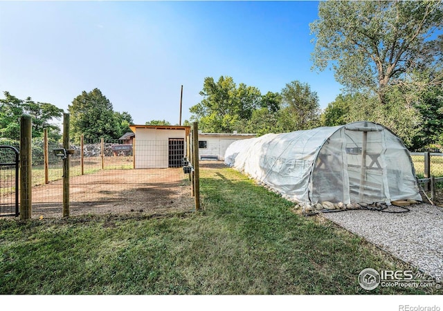 view of yard with an outbuilding