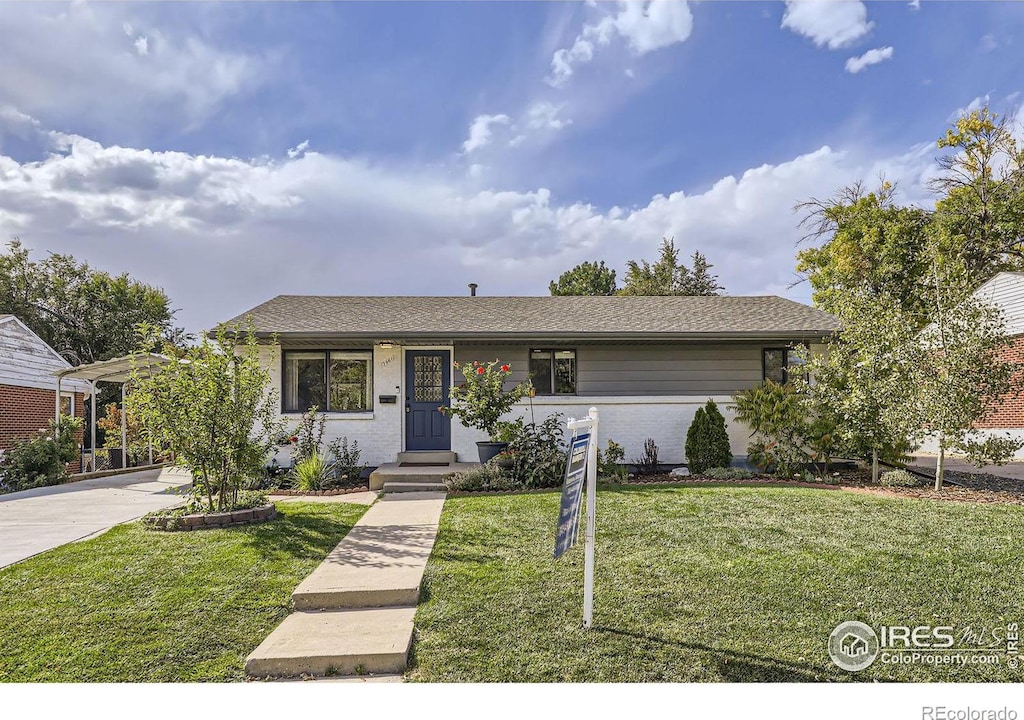 ranch-style house with a front yard