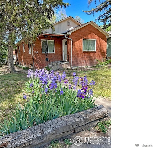 view of front of house with a front yard