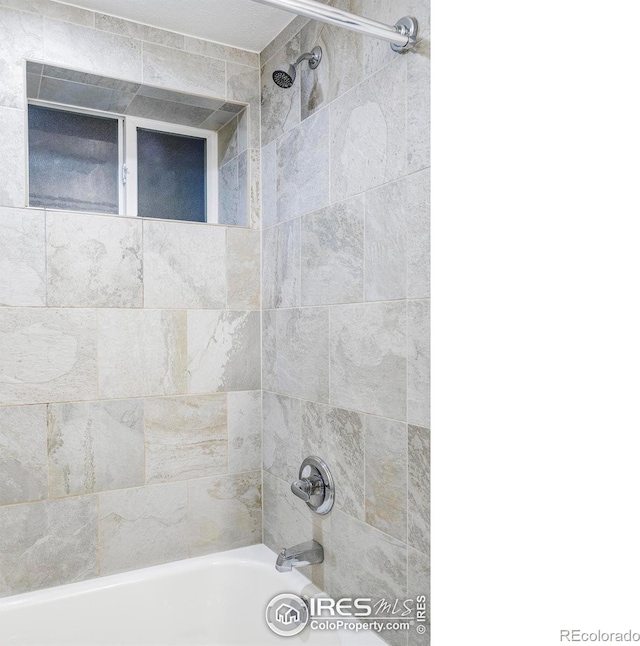 bathroom with tiled shower / bath combo