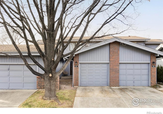 view of front facade featuring a garage