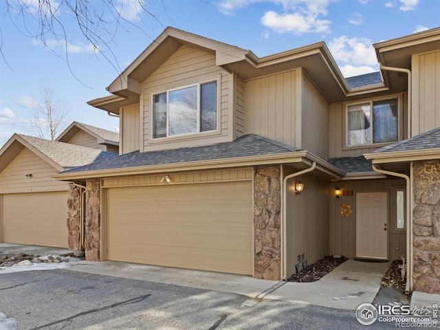 view of front facade featuring a garage