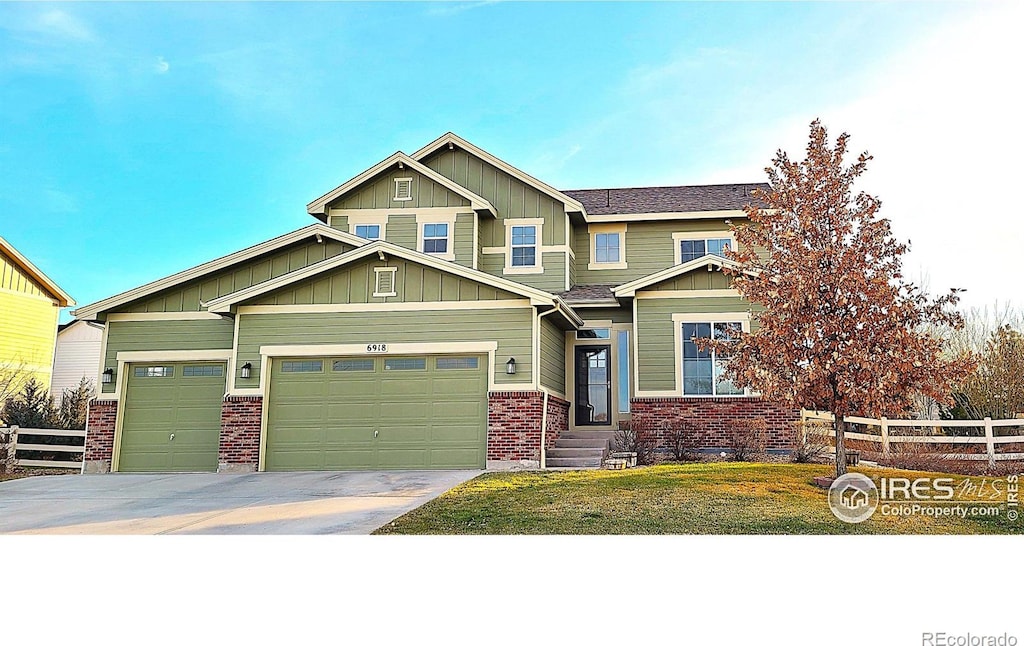 craftsman house featuring a garage