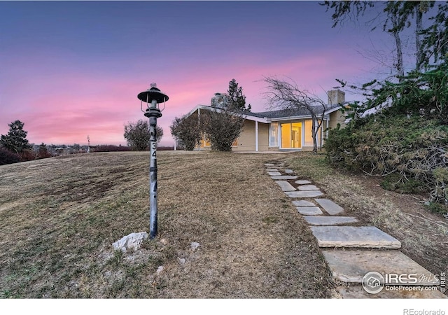 view of yard at dusk