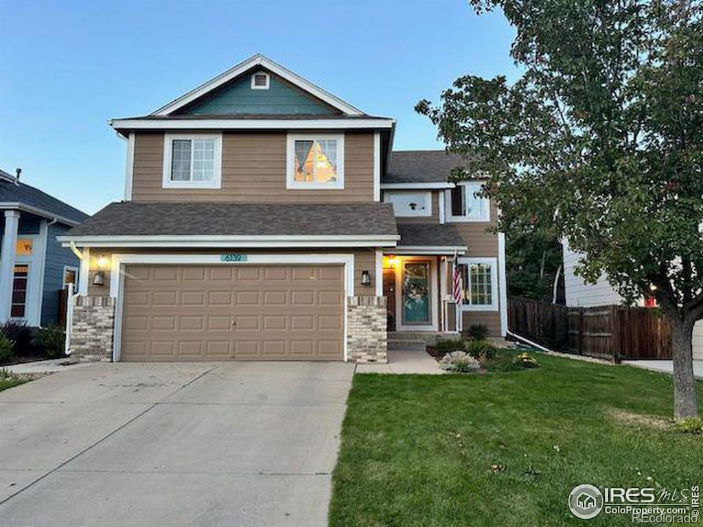 view of front of home featuring a front yard and a garage