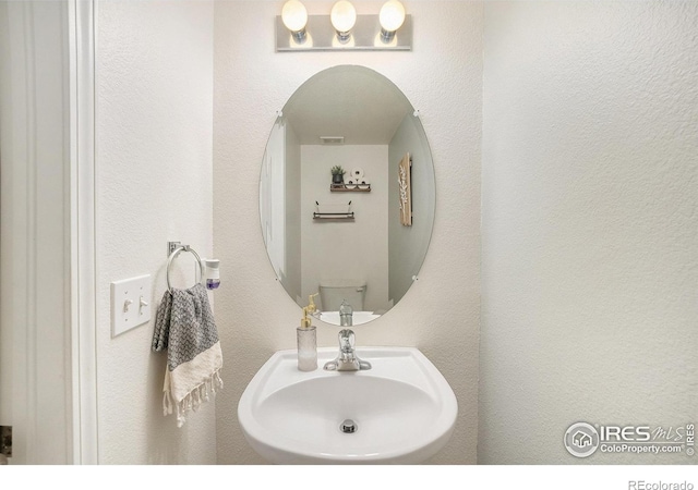 bathroom featuring sink