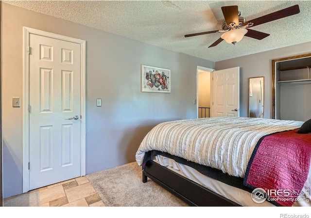 bedroom featuring ceiling fan, a textured ceiling, and a closet