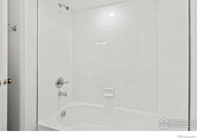 bathroom with tiled shower / bath combo