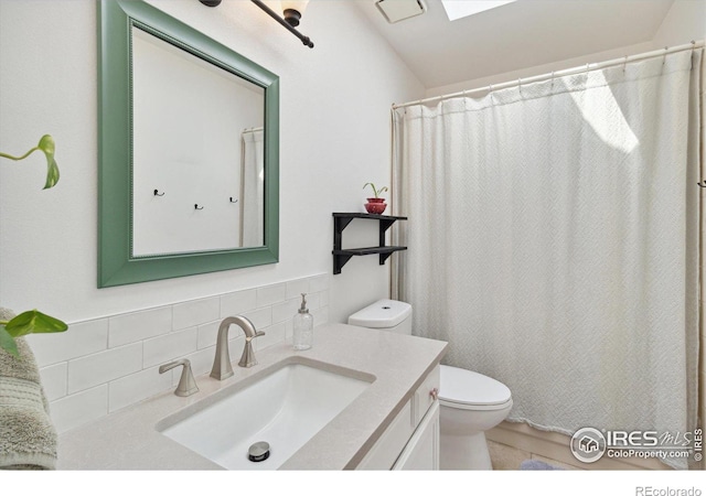 bathroom featuring a shower with curtain, vanity, toilet, and backsplash