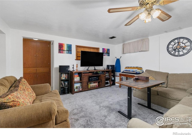 carpeted living room featuring ceiling fan