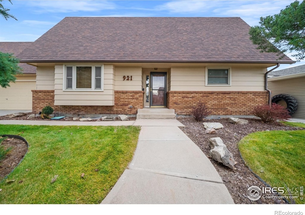 view of front of property with a front yard