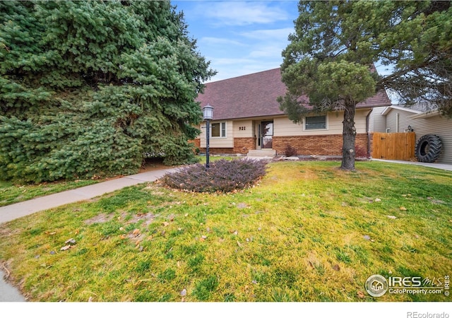 view of front of property featuring a front yard