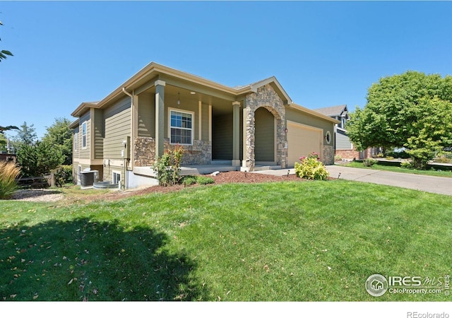 view of front facade featuring cooling unit, a front lawn, covered porch, and a garage