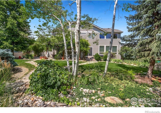 view of front of house with a front lawn