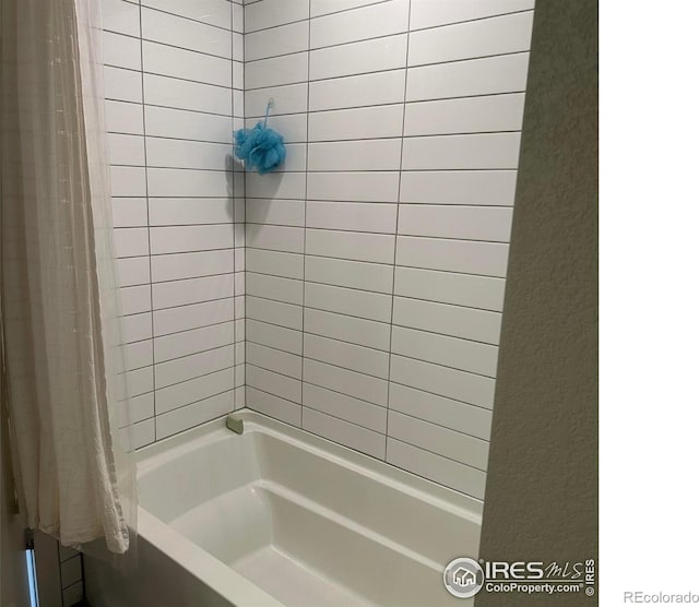 bathroom with shower / tub combo