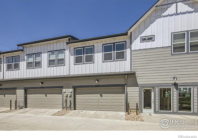 view of front facade featuring a garage