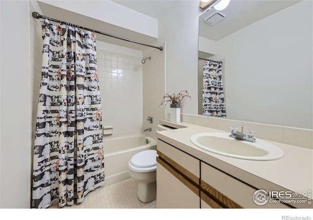 full bathroom featuring shower / tub combo with curtain, vanity, and toilet