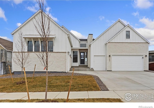 modern farmhouse style home featuring a front lawn