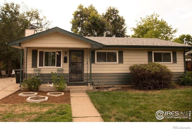 view of front facade with a front yard